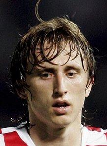 为什么本垒板后方的墙面通常被涂成黑色以帮助打者辨别球路